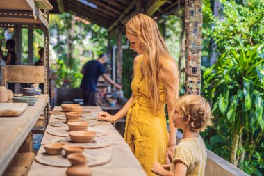 çömlek atölyesinde seramik çömlek yapan anne ve oğlu