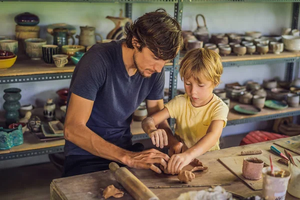 Otec a syn dělají keramický hrnec v keramice — Stock fotografie