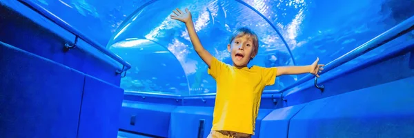 Akwarium i chłopiec, wizyta w oceanarium, podwodny tunel i dziecko, dzikiej przyrody kryty, natura wodne, ryby, żółw banner, Long format — Zdjęcie stockowe