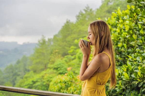 Młoda kobieta pije kawę w kawiarni w górach — Zdjęcie stockowe
