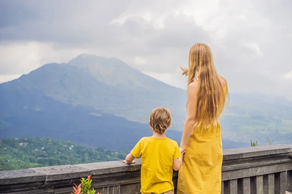 Мама і син туристи на фоні дивляться на вулкан Батур. Індонезія. Подорож з концепцією дітей — стокове фото