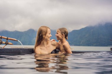 Bali Hot Springs anne ve oğlu gezginler gölün arka planda. Çocuk konsepti ile seyahat