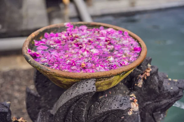 Bacia balinesa com pétalas de flores no fundo da piscina — Fotografia de Stock