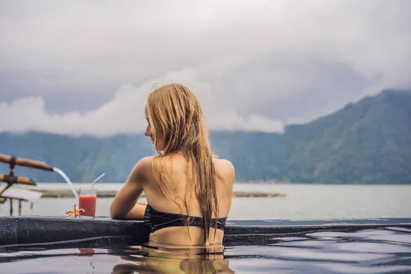지열 온천. 호수에 대한 온천 수영장에서 휴식을 취하는 여성. 온천 컨셉 — 스톡 사진