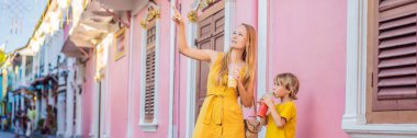 Banner, Phuket Town Portugese tarzı Romani Sokakta Uzun Format Anne ve oğlu turistler. Ayrıca Çin Mahallesi veya eski şehir denir. Çocuk konsepti ile seyahat
