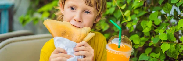 Dulce niño caucásico, comiendo panqueques y bebiendo jugo de naranja BANNER, FORMATO LARGO — Foto de Stock