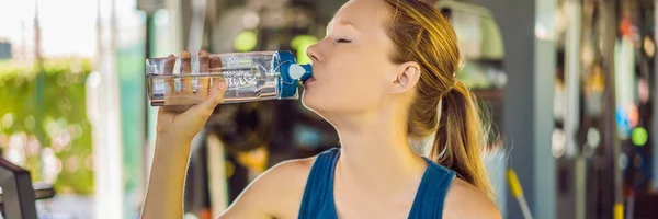 젊은 운동 여자 체육관 배너에서 물을 마시는, 긴 형식 — 스톡 사진