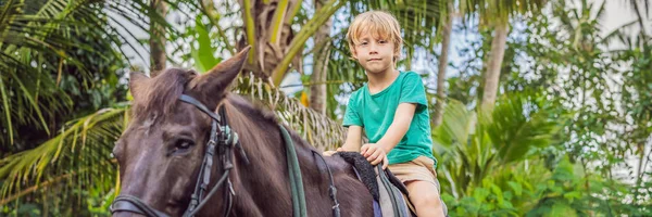 Garçon équitation, effectuer des exercices sur l'équitation BANNER, FORMAT LONG — Photo