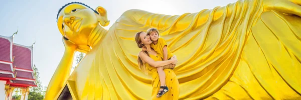 Feliz turistas mãe e filho no fundo deMentir estátua de Buda BANNER, LONG FORMAT — Fotografia de Stock
