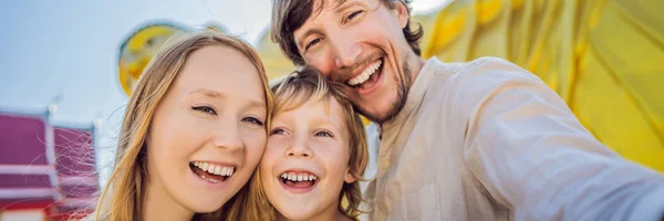 Buon turista madre, padre e figlio sullo sfondo della statua di Buddha sdraiato BANNER, FORMATO LUNGO — Foto Stock