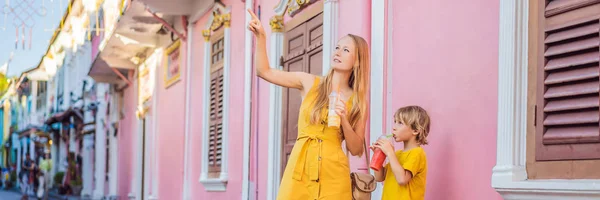 BANNER, LONG FORMAT Mãe e filho turistas na rua em estilo português Romani em Phuket Town. Também chamado Chinatown ou a cidade velha. Viajar com conceito de crianças — Fotografia de Stock