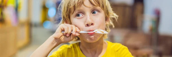 Ragazzo che mangia gelato in un caffè BANNER, FORMATO LUNGO — Foto Stock