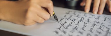 Banner, Uzun Biçimli Hattat elleri beyaz kağıda ifade yazar. Aşk hakkında İncil ifade Süs süslenmiş harfler ibare. Kaligrafi, grafik tasarım, yazı, el yazısı, oluşturma