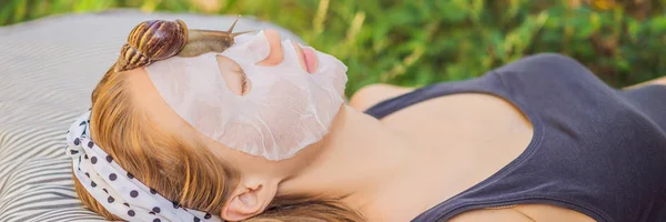Młoda kobieta robi maskę twarzy z śluzu ślimak. Ślimak indeksowania na maskę twarzy banner, Long format — Zdjęcie stockowe