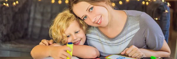 Un profesor, un tutor para la educación en casa y un profesor en la mesa. O mamá y su hija. BANNER de educación en el hogar, FORMATO LARGO — Foto de Stock