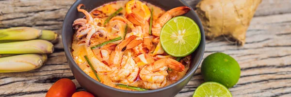 Prawn and lemon grass soup with mushrooms,Tom Yam Kung ,thai food in wooden background, top view BANNER, LONG FORMAT — Stock Photo, Image