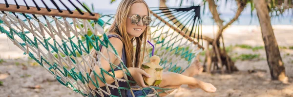 Mujer joven en la playa en una hamaca con una bebida BANNER, FORMATO LARGO —  Fotos de Stock