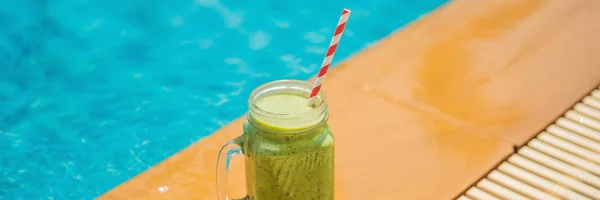 수영장의 배경에 시금치와 바나나의 녹색 스무디. 건강한 음식, 건강한 스무디 배너, 긴 형식 — 스톡 사진
