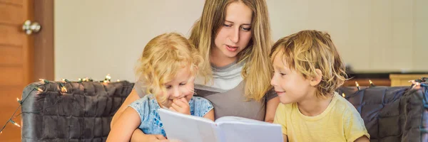 Profesora, tutora de educación en casa. Niño y niña en la mesa. O madre, hija e hijo. BANNER de educación en el hogar, FORMATO LARGO — Foto de Stock