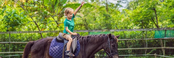 Chico montar a caballo, realizar ejercicios a caballo BANNER, FORMATO LARGO — Foto de Stock