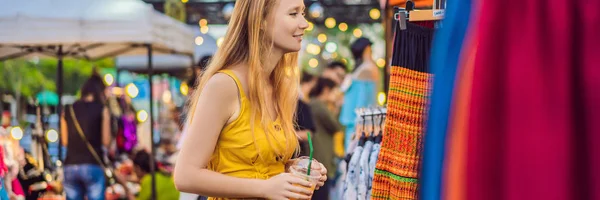 Försäljning, detaljhandel, shopping och kläd koncept-kvinnan väljer kläder i den asiatiska marknaden banner, lång format — Stockfoto