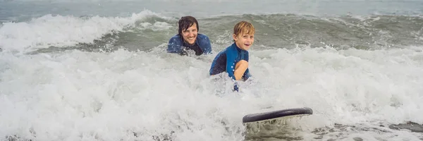 Banner, Long Format apa vagy oktató tanítási ő 5 éves fia, hogyan kell szörfözni a tengerben nyaralni vagy nyaralni. Utazás és a sport a gyermekek fogalmát. Szörfözés lecke gyerekeknek — Stock Fotó