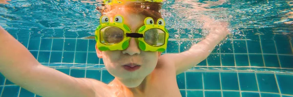 Plaisir de jeune garçon sous-marin dans la piscine avec lunettes. Vacances d'été Fun BANNER, FORMAT LONG — Photo