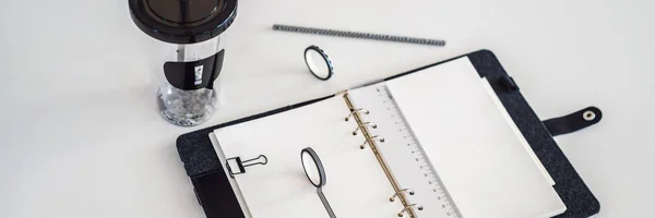 Kladblok en briefpapier op witte achtergrond. Planner voor Business en studie. Fans van briefpapier banner, lang formaat — Stockfoto