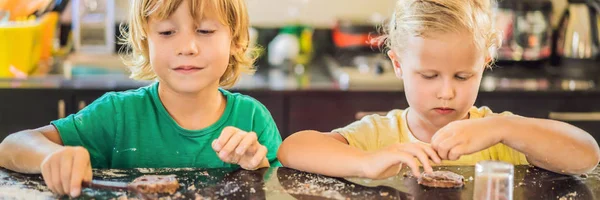 Két gyermek egy fiú és egy lány, hogy a cookie-k tészta banner, Long Format — Stock Fotó