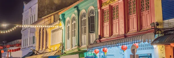 Phuket Town Portugese tarzı Romani Sokak. Ayrıca Chinatown veya eski şehir Banner, Uzun Format denir — Stok fotoğraf