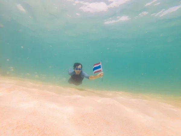 Boldog ember, snorkeling maszk merülés víz alatti trópusi halak Thaiföld zászló korallzátonyok tengeri medence. Utazás életmód, vízisport szabadtéri élményfürdő, úszás órák a nyári tengerparti nyaraláshoz — Stock Fotó