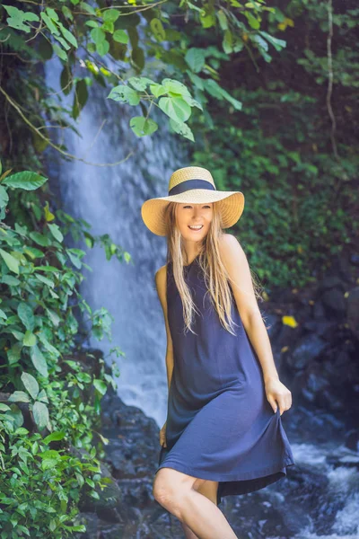 Vrouw reiziger op een waterval achtergrond. Ecotourism concept — Stockfoto