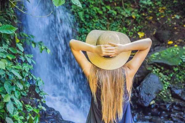 瀑布背景上的女性旅行者。生态旅游理念 — 图库照片