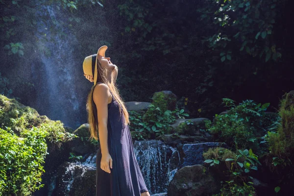 Femme voyageuse sur fond de cascade. Concept d'écotourisme — Photo