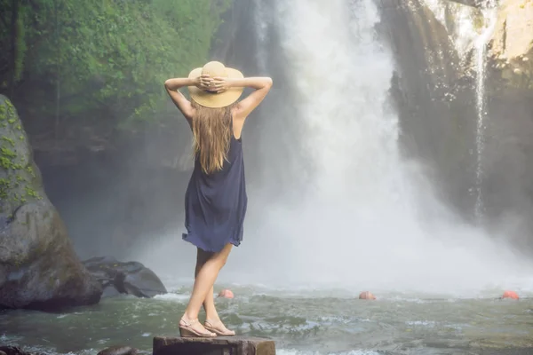 Nő utazó a vízesés háttérben. Ökoturizmus koncepció — Stock Fotó