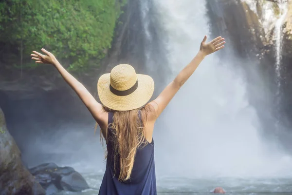 Женщина-путешественница на фоне водопада. Концепция экотуризма — стоковое фото