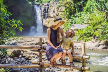 Anne ve oğul turistler bir şelale arka planda. Çocuk konsepti ile seyahat. Çocuklarla ne yapmalı çocuk dostu bir yer