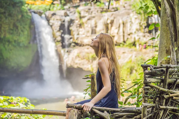 Frau Reisenden auf einem Wasserfall Hintergrund. Ökotourismus-Konzept — Stockfoto