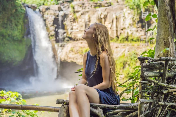 Bali Trend, überall Strohnester. junge touristin genießt ihre reise rund um bali island, indonesien. Halt auf einem wunderschönen Hügel. Foto in einem Strohnest, natürliche Umgebung. Lebensstil — Stockfoto