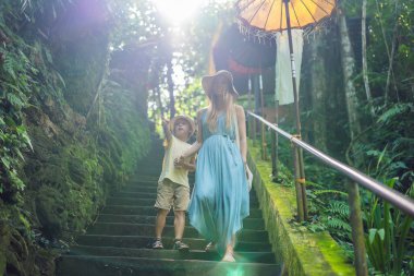 Bali, Endonezya'da anne ve oğlu turistler. Çocuk konsepti ile seyahat. Çocuklarla ne yapmalı? Çocuk dostu bir yer