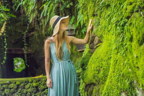 Jeune voyageuse dans un jardin balinais envahi de mousse. Voyage à Bali concept — Photo