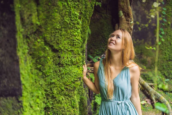 Молода жінка-мандрівник у балійському саду зарослі мохом. Подорож до концепції Балі — стокове фото