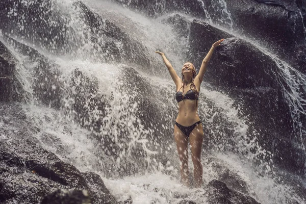 Vrouw reiziger op een waterval achtergrond. Ecotourism concept — Stockfoto