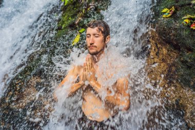 Bali Kutsal yaylar Sebatu genç adam turist