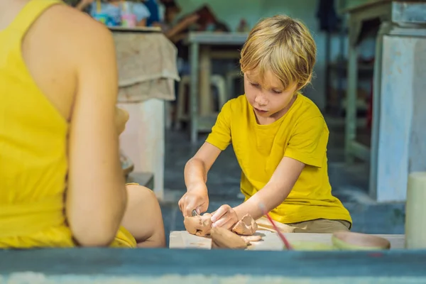Mother and son doing ceramic pot in pottery workshop. What to do with children. Child friendly place — Stock Photo, Image