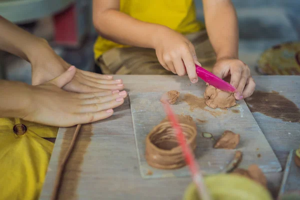 Madre e hijo haciendo olla de cerámica en taller de cerámica. Qué hacer con los niños. Lugar adecuado para niños — Foto de Stock