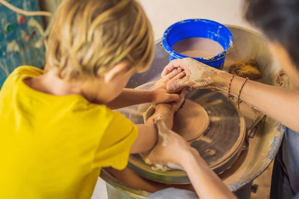 Moeder en zoon doen keramische pot in aardewerk workshop. Wat te doen met kinderen. Kindvriendelijke plek — Stockfoto