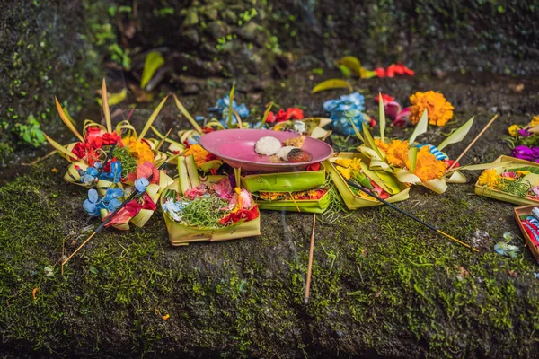 Denní nabídka - canang sárí je velmi důležité v Bali, Indonésie — Stock fotografie