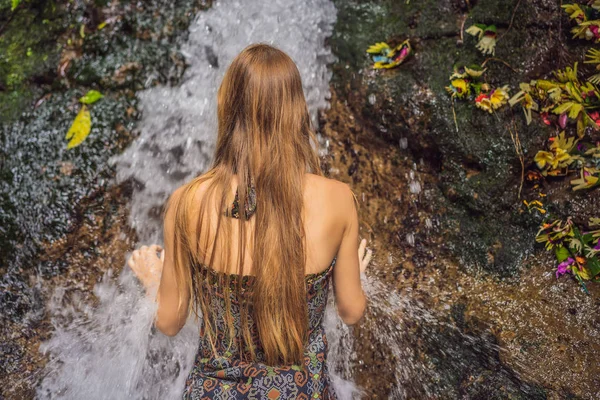 Young woman tourist in Holy springs Sebatu in Bali — Stock Photo, Image