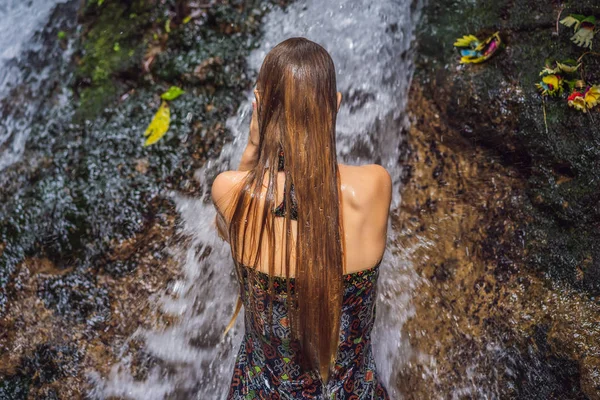 バリ島の聖泉セバツの若い女性観光客 — ストック写真